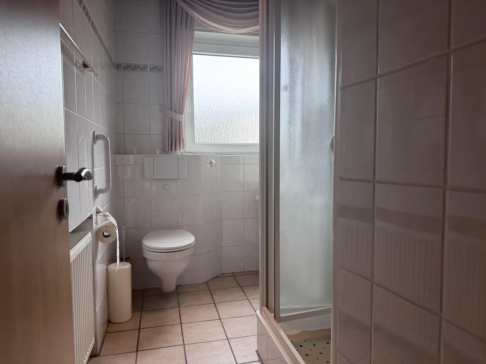 EG: Bad mit Dusche (Altbau)