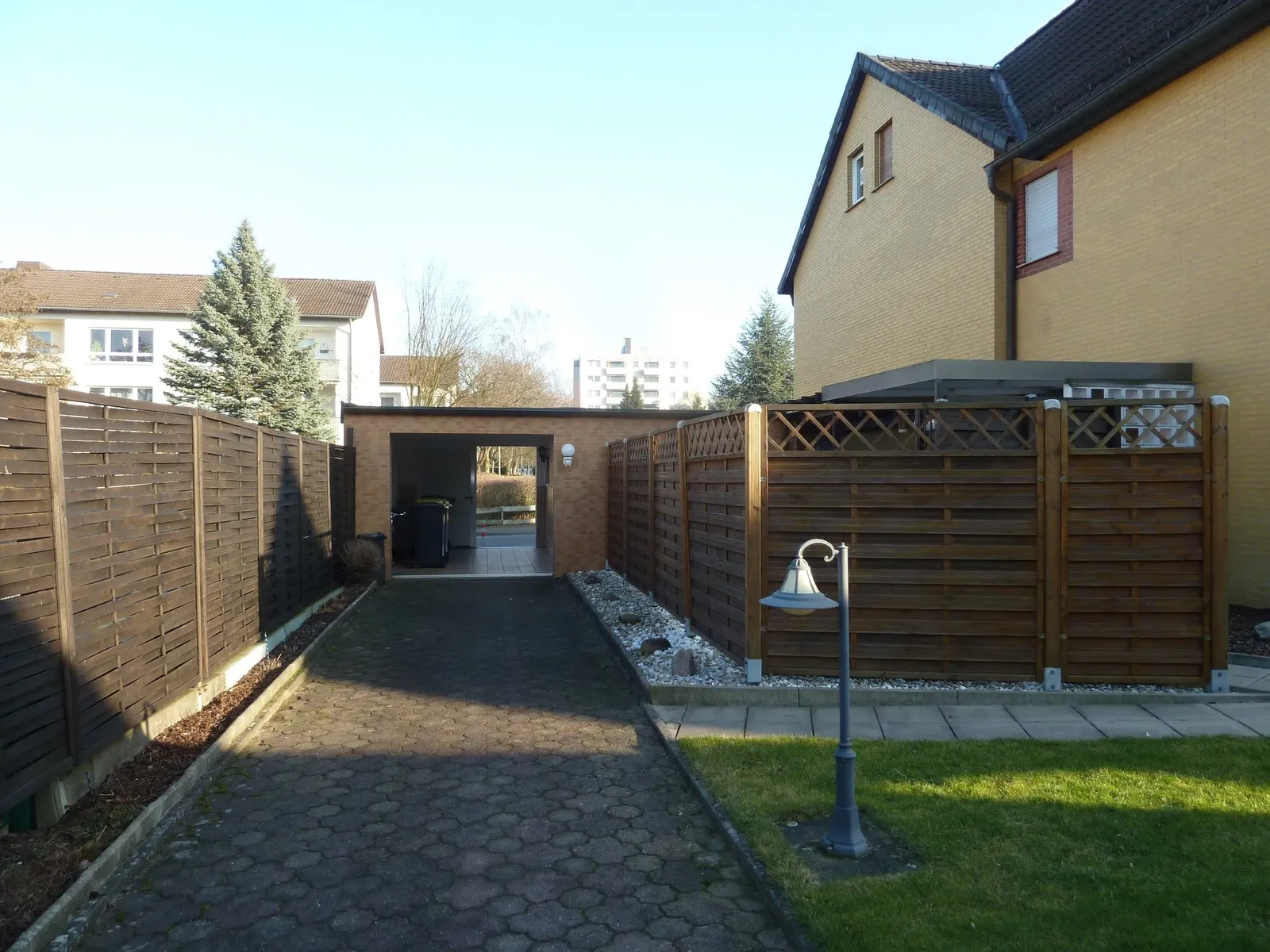 Einfahrt zum hinteren Haus