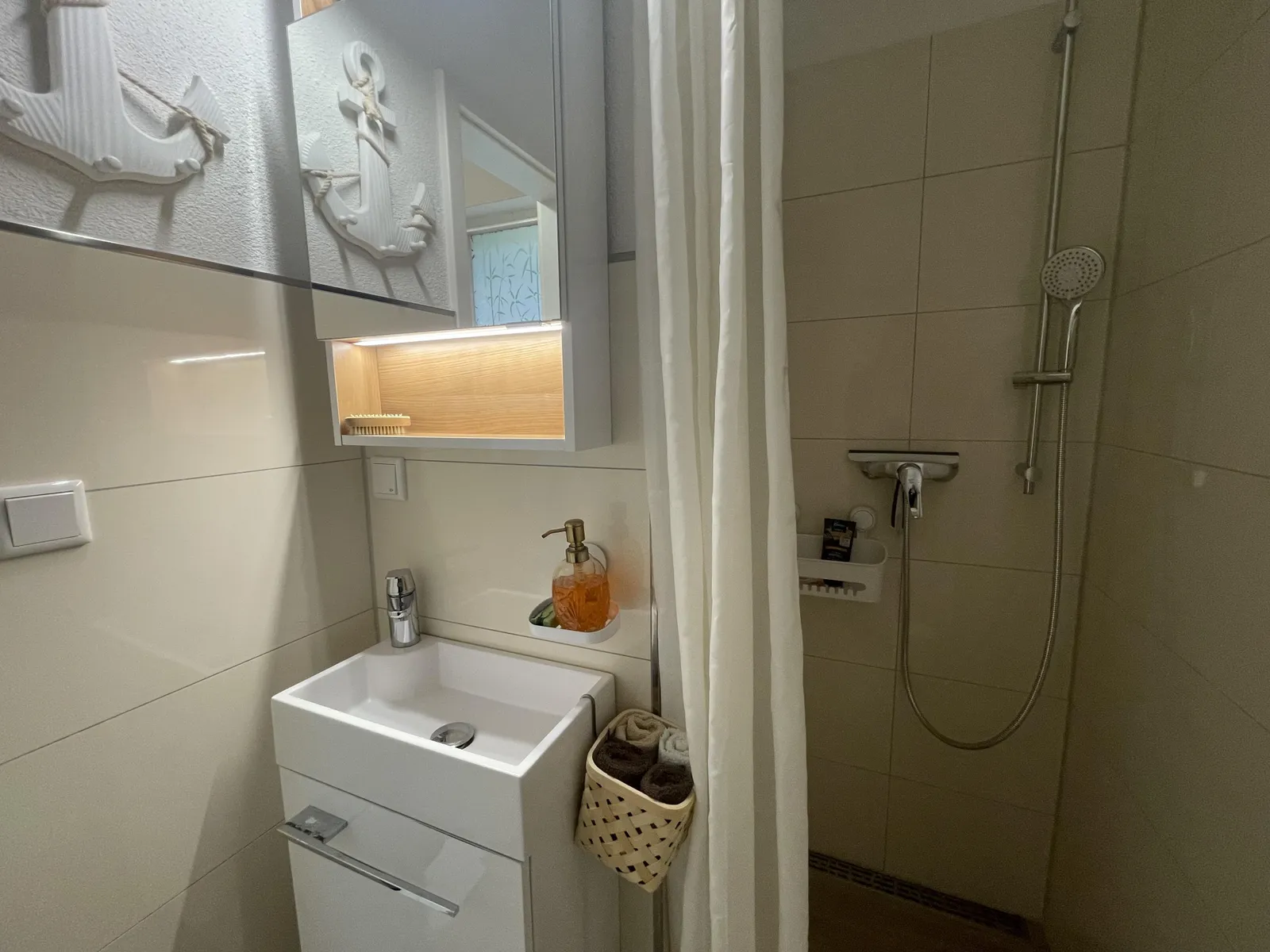 Gäste-Bad mit Dusche im EG