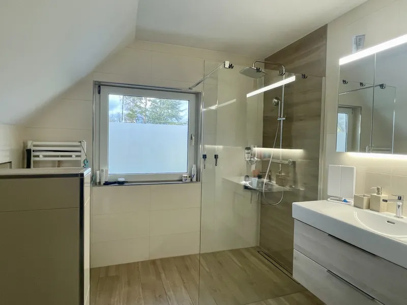 Bad mit Dusche und Wanne