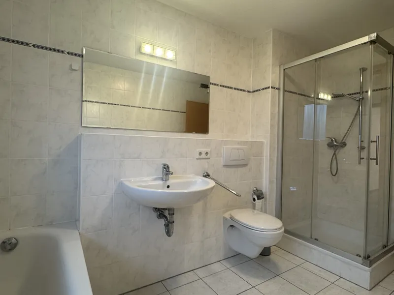 Bad mit Wanne und Dusche