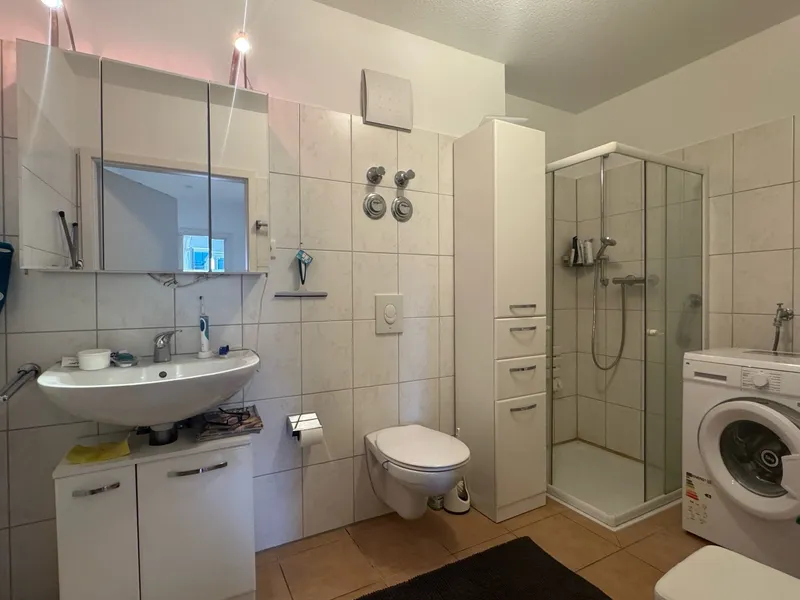 Badezimmer mit Dusche