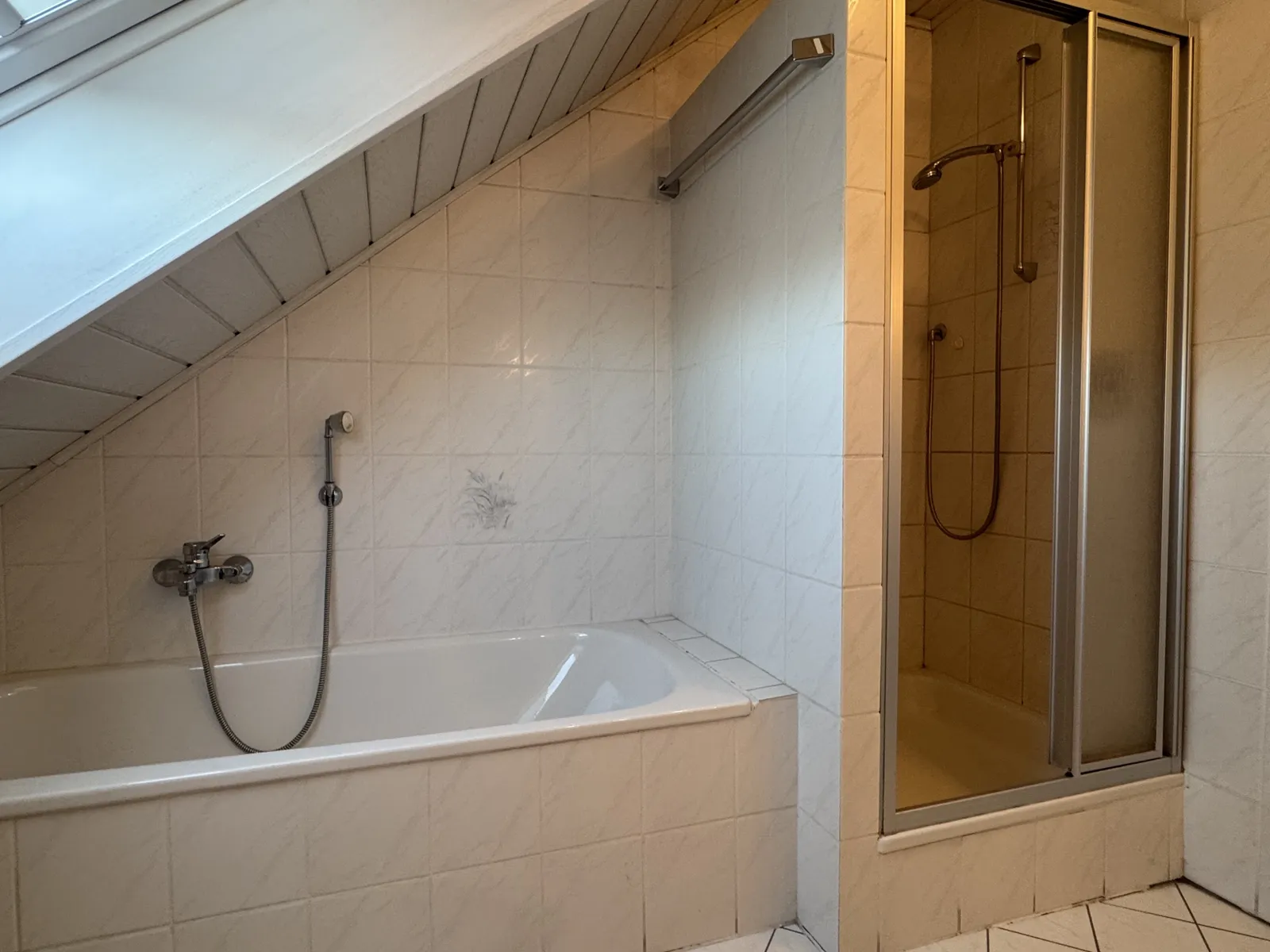 Bad mit Wanne und Dusche