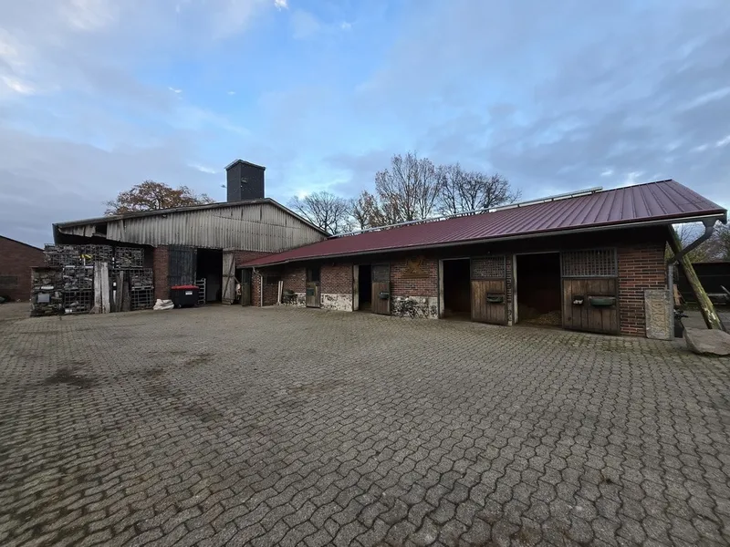 Blick zu den Stallungen