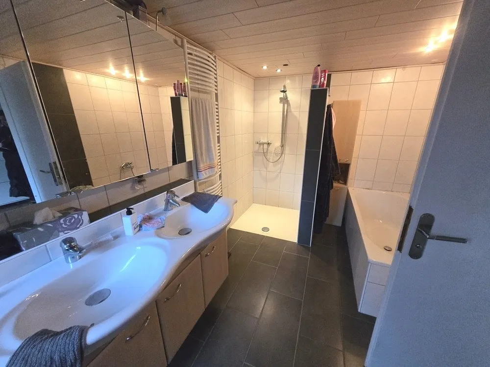 Bad mit Dusche und Badewanne