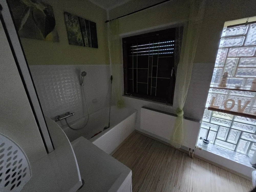 Bad mit Badewanne im OG