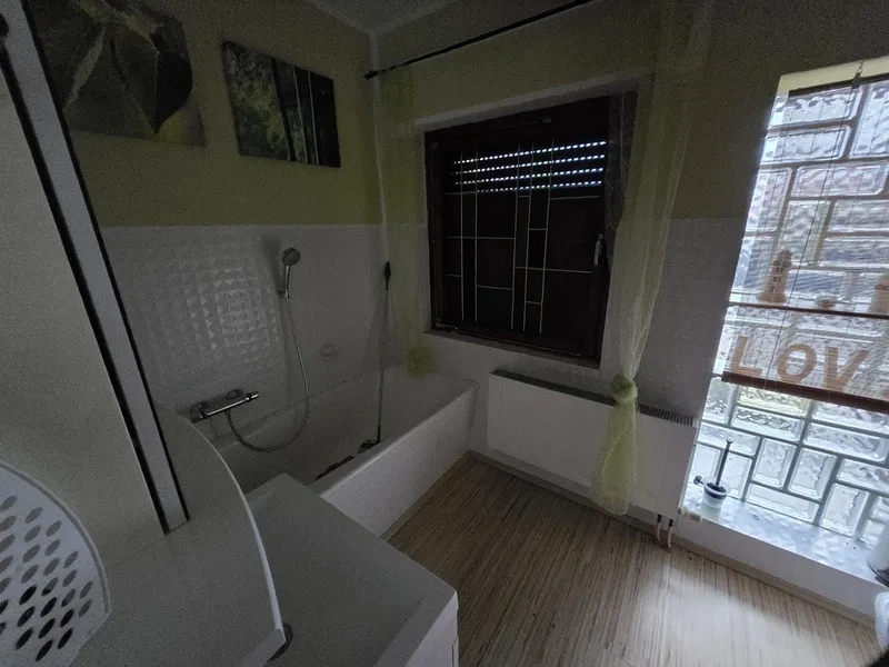 Bad mit Badewanne im OG