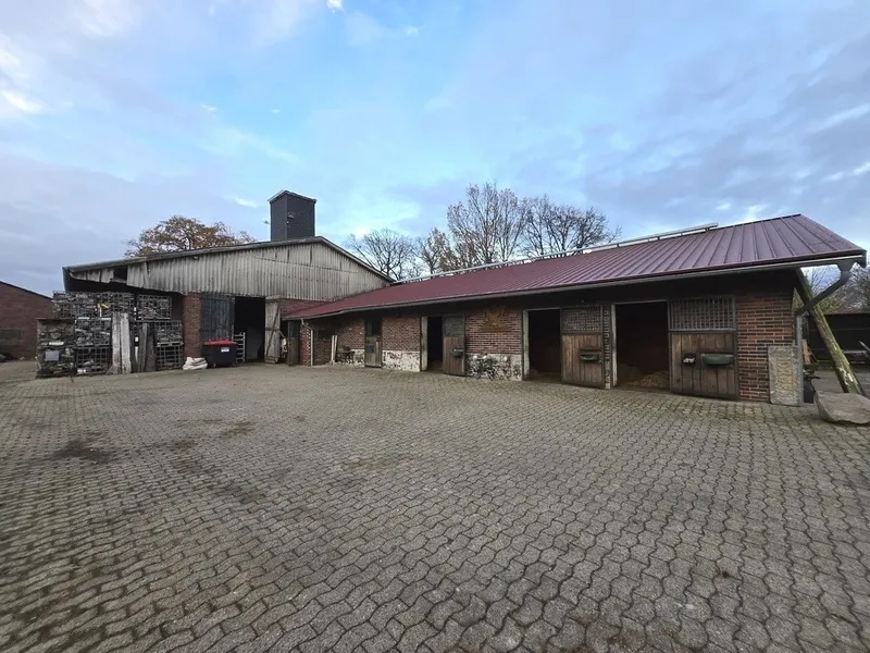 Blick zu den Stallungen