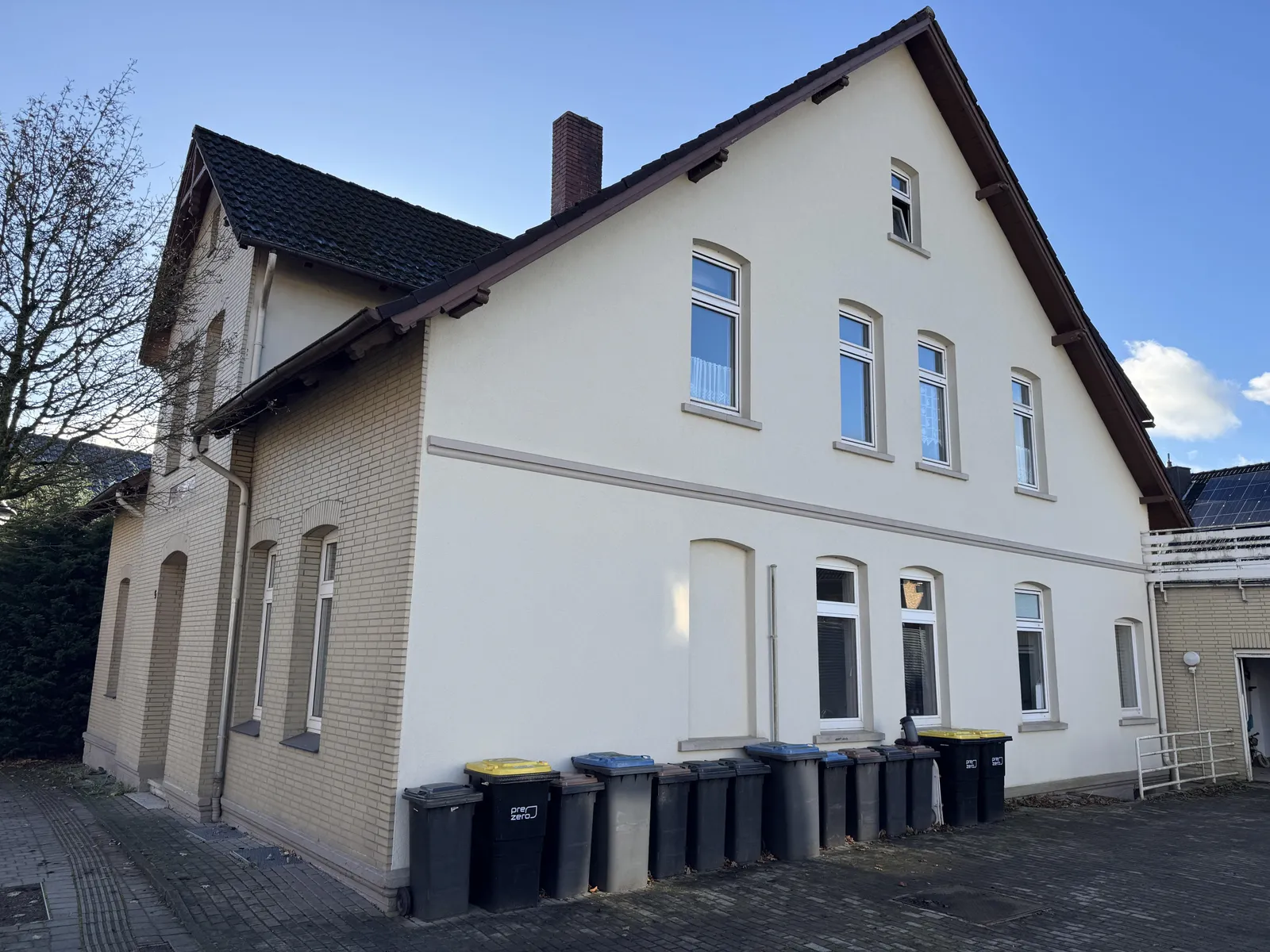 Seitenansicht mit Garage