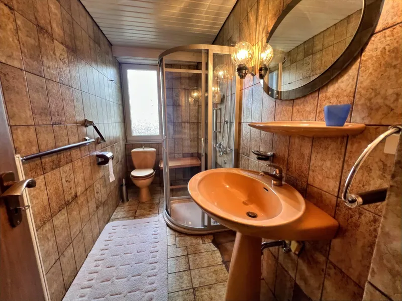 Badezimmer im Erdgeschoss