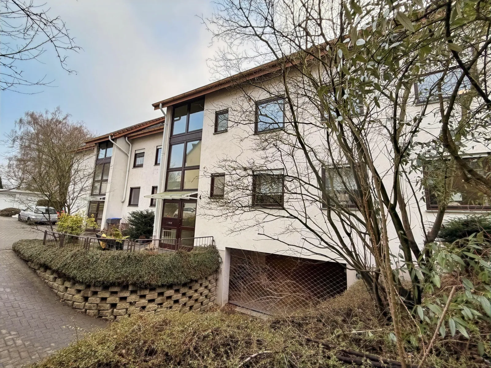 Eingangsseite u. Zufahrt TG