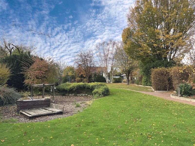 Grundstück mit Teich