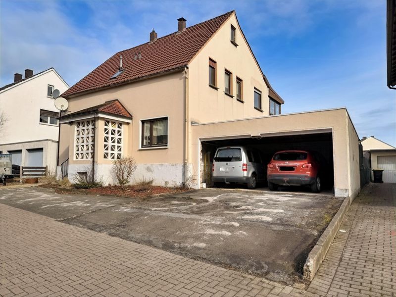 Straßenfront mit Windfang