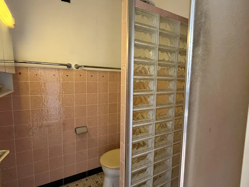 Badezimmer mit Dusche