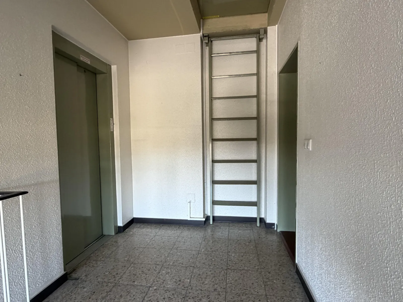 Wohnungstür und Aufzug