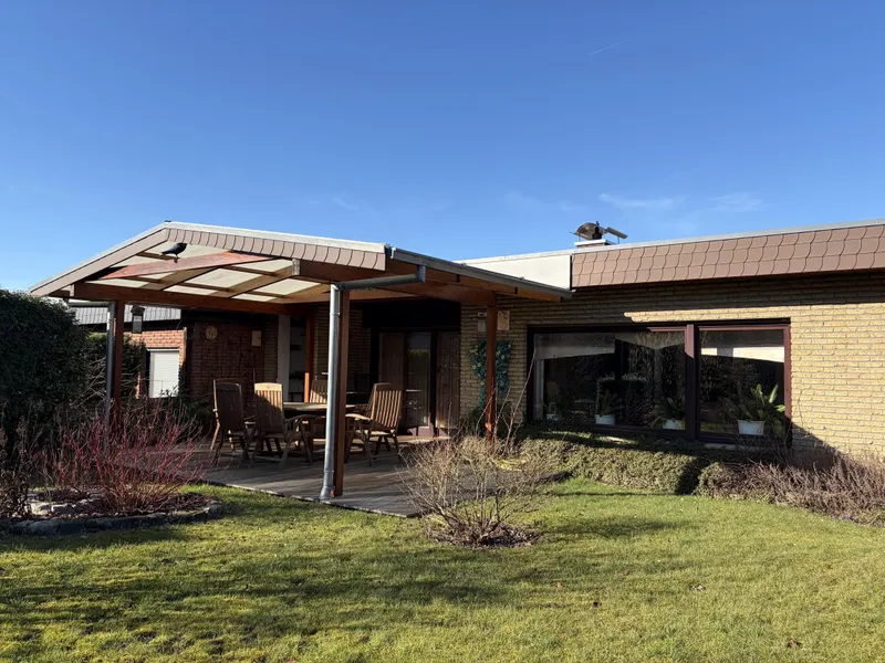 Außenansicht mit Garten