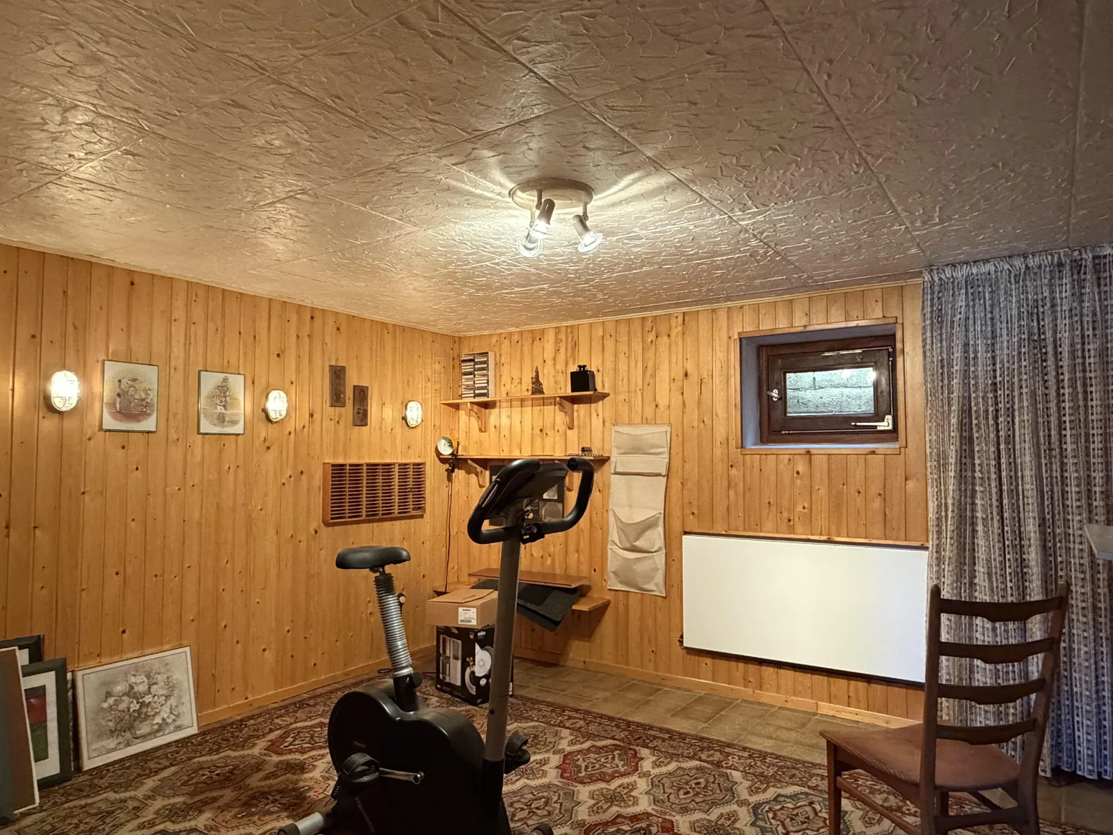 Fitnessbereich im Keller