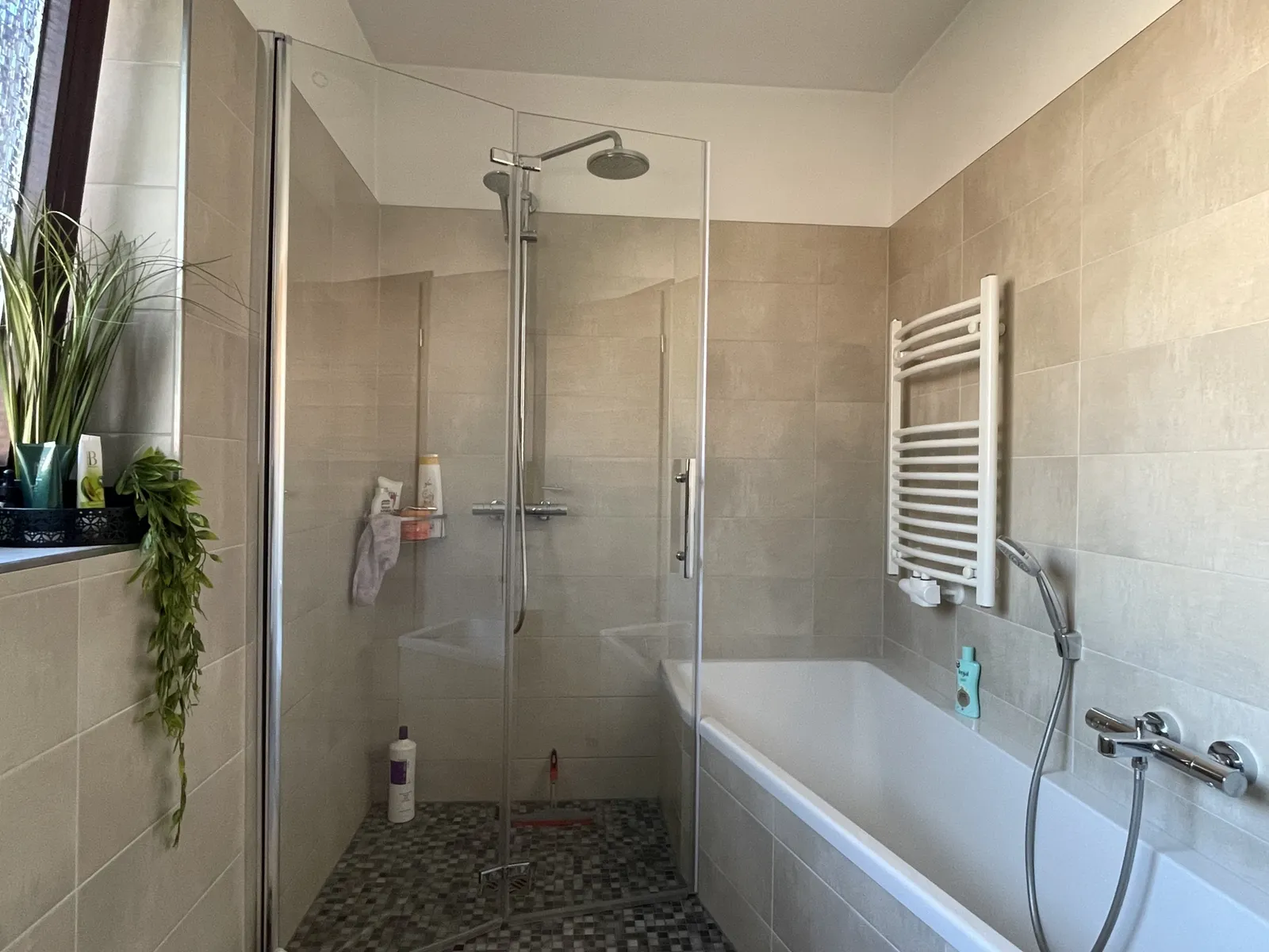 Bad mit Wanne und Dusche