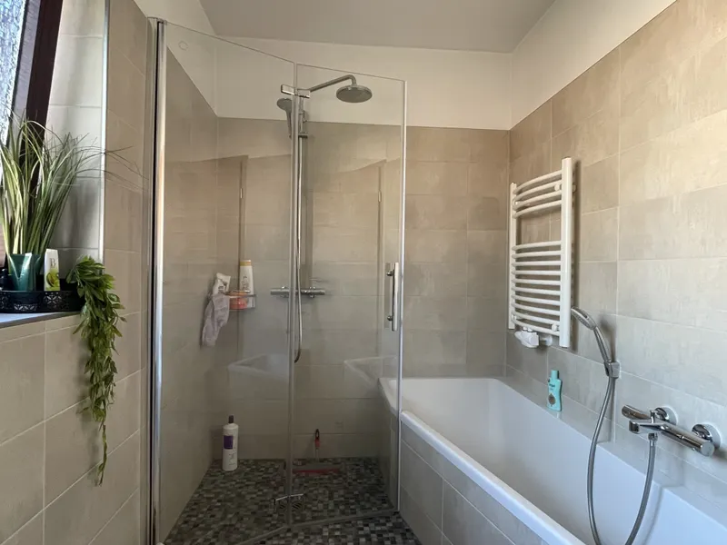 Bad mit Wanne und Dusche