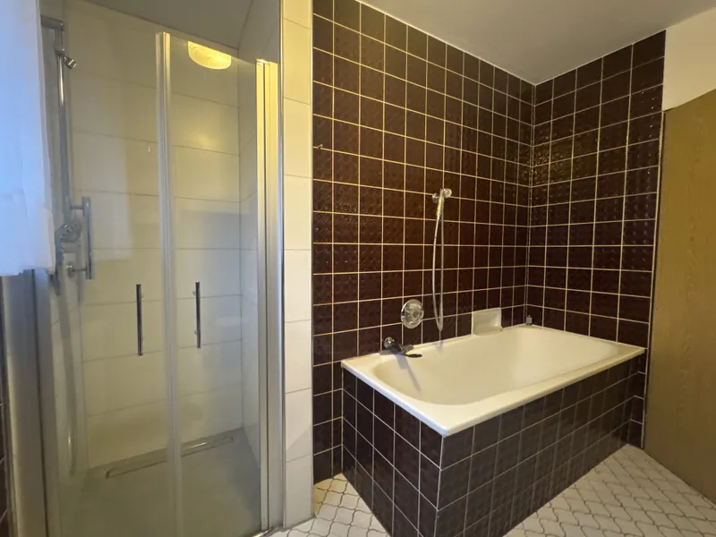 Bad mit Wanne und Dusche EG