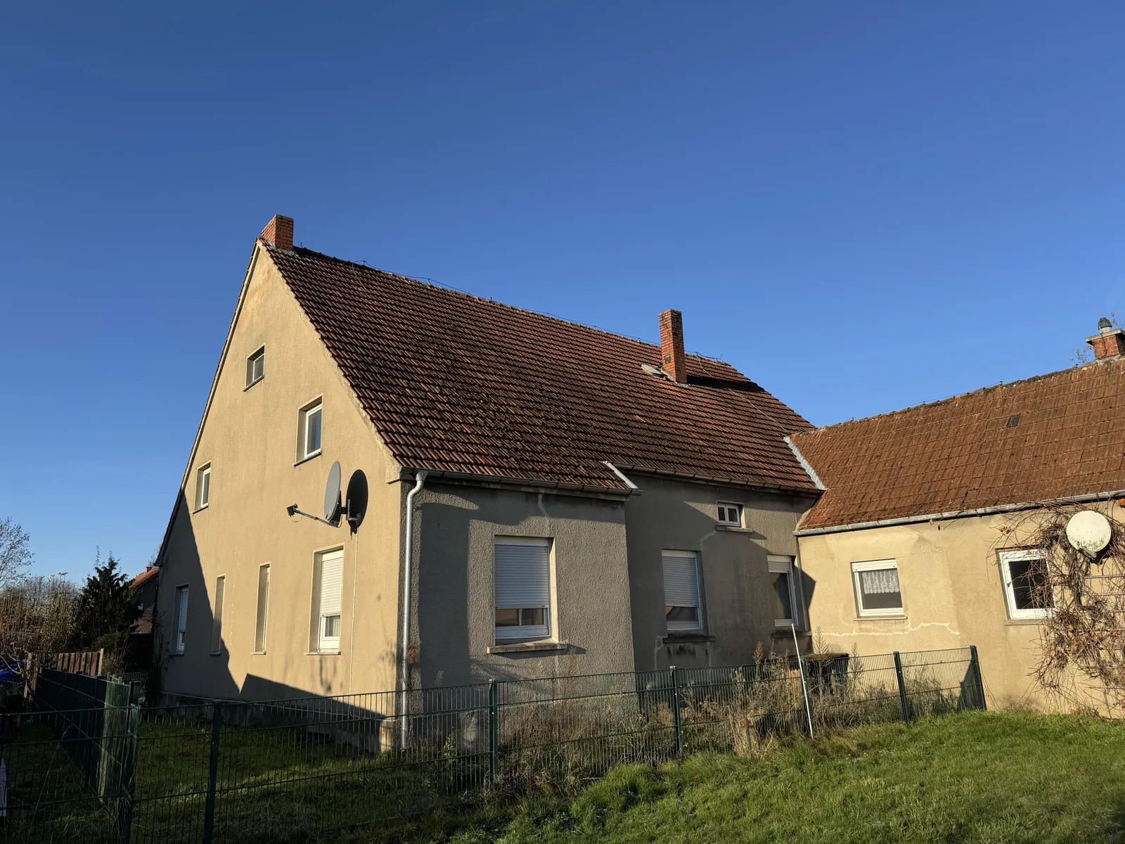 Hauptgebäude mit Anbau