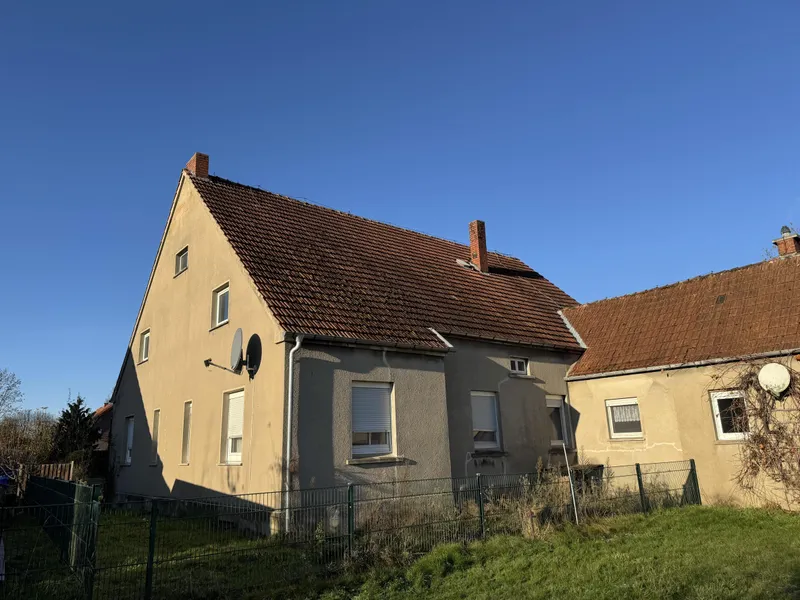 Hauptgebäude mit Anbau