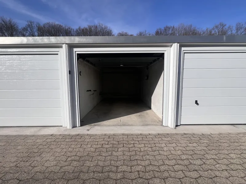 Garage mit elektrischem Tor