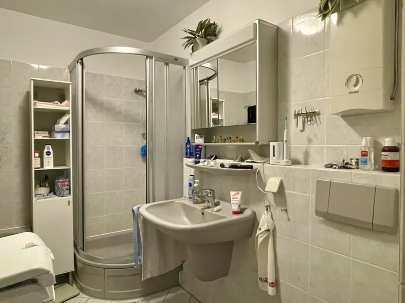 Bad mit Wanne und Dusche