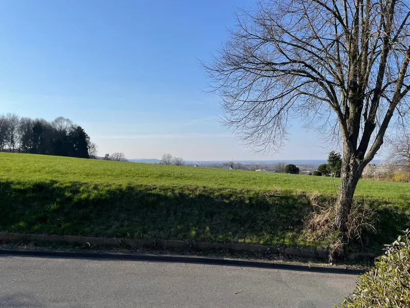 Blick auf Wiesen und Felder