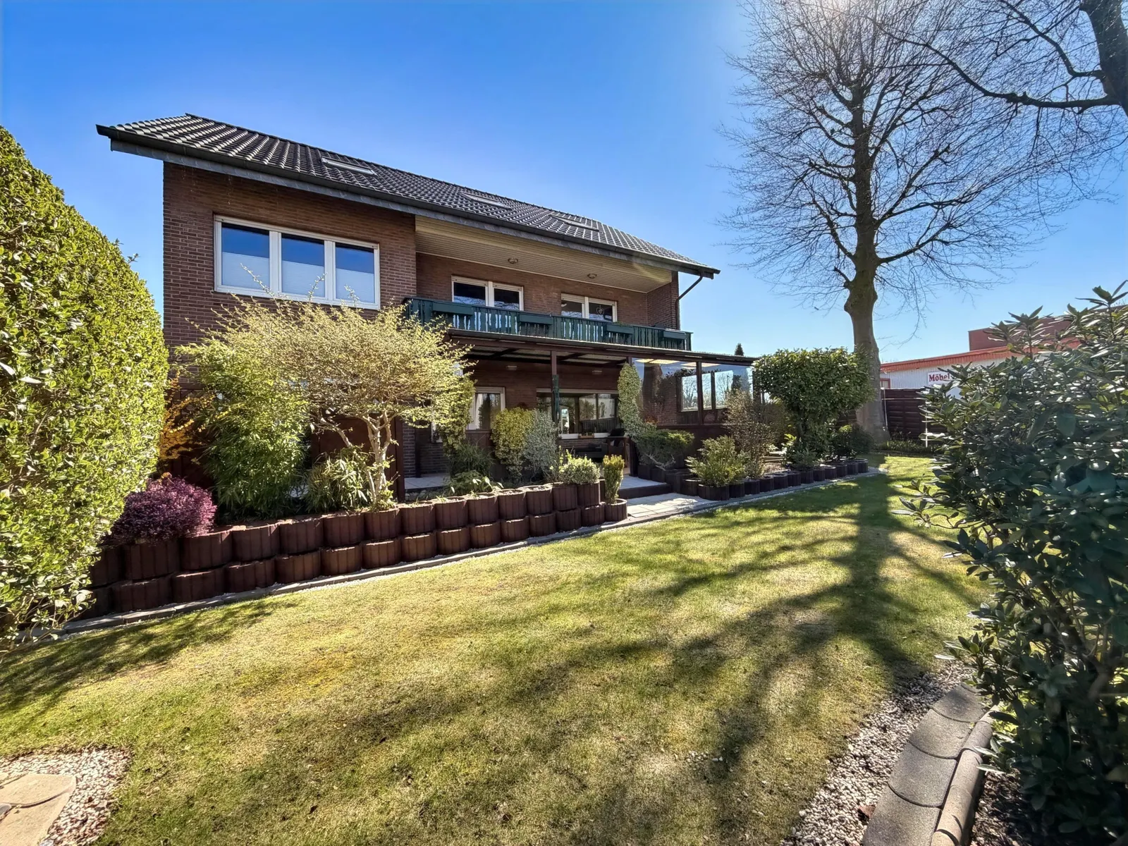 Blick auf Terrasse und Balkon