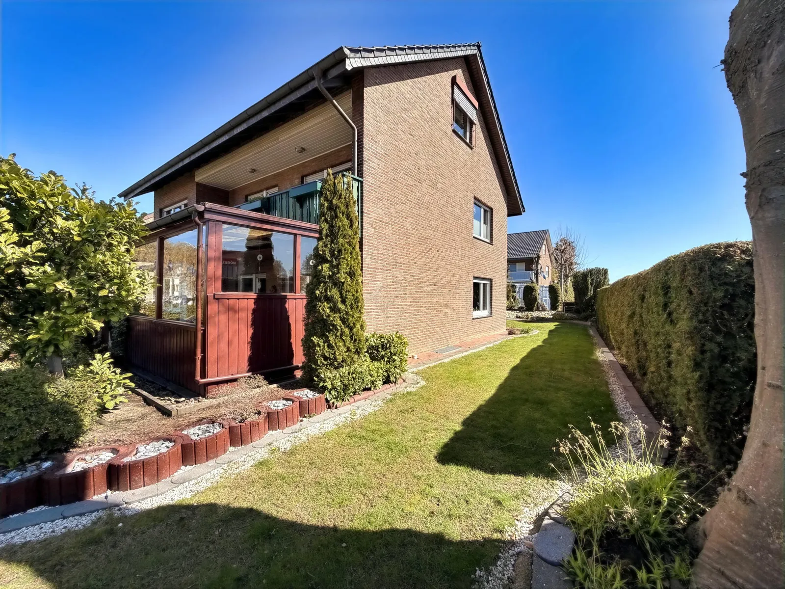 seitliche Gartenansicht