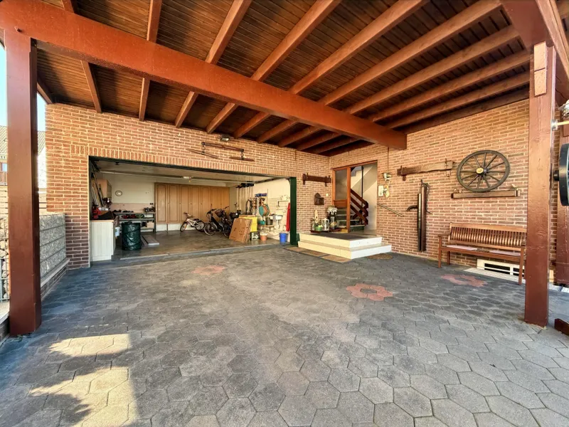 Carport und Doppelgarage