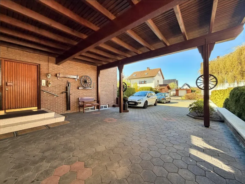 Carport und Hauseingang