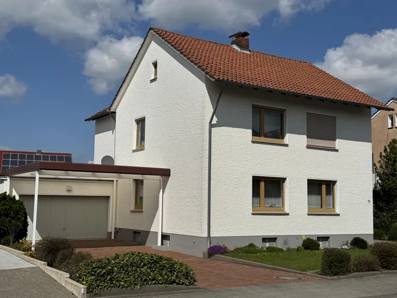 Vorderansicht mit Garage