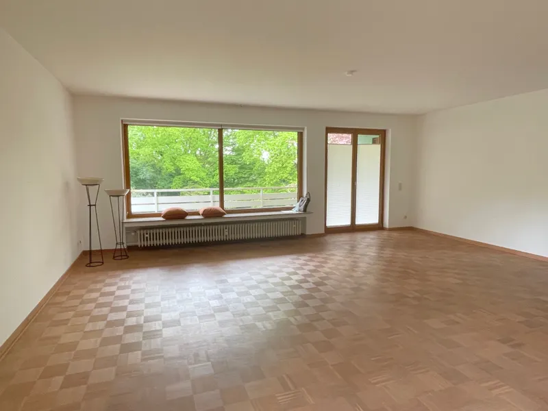 Großes Wohnzimmer mit Balkonzu