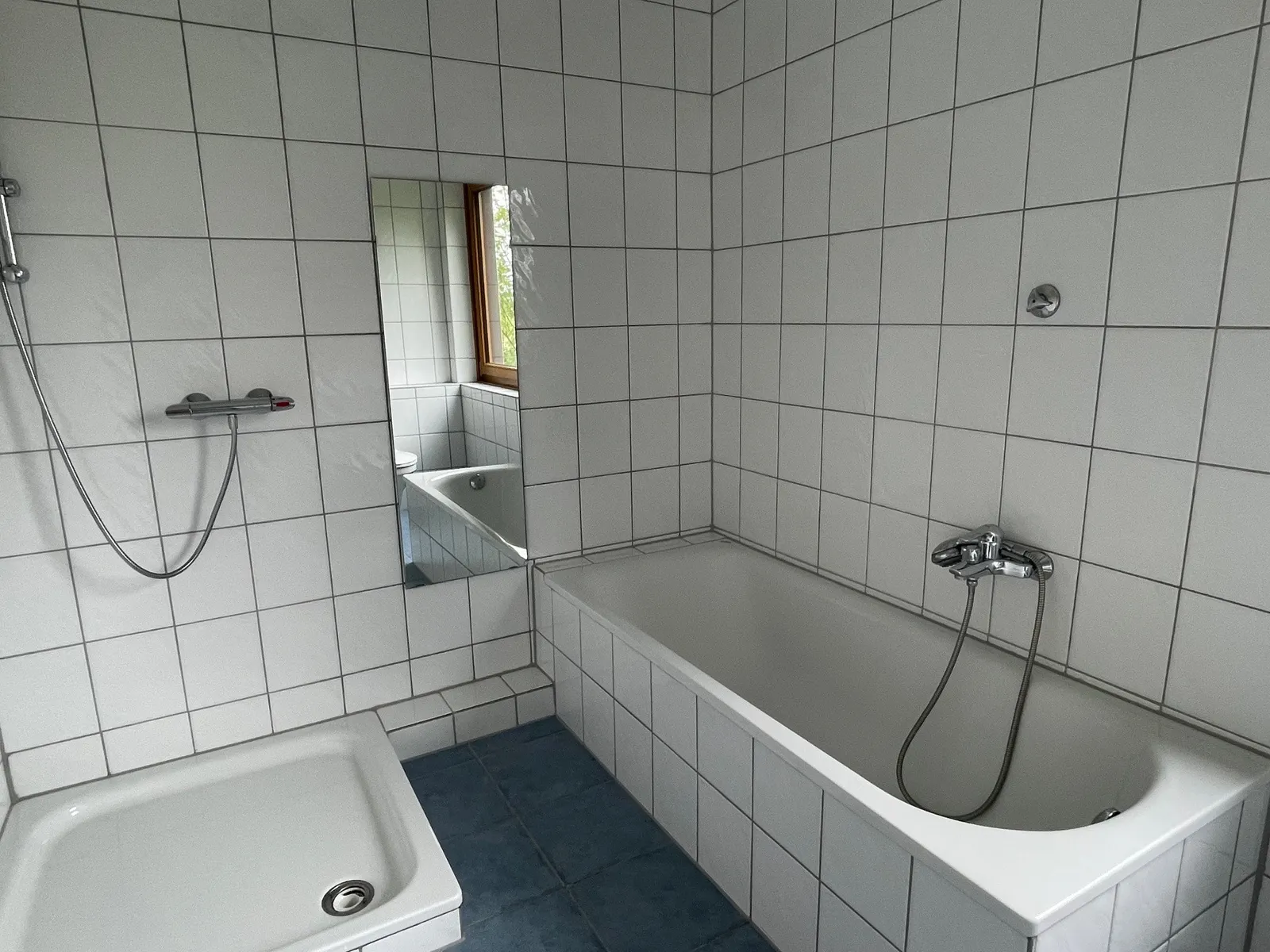 Tageslichtbad mit Dusche und W