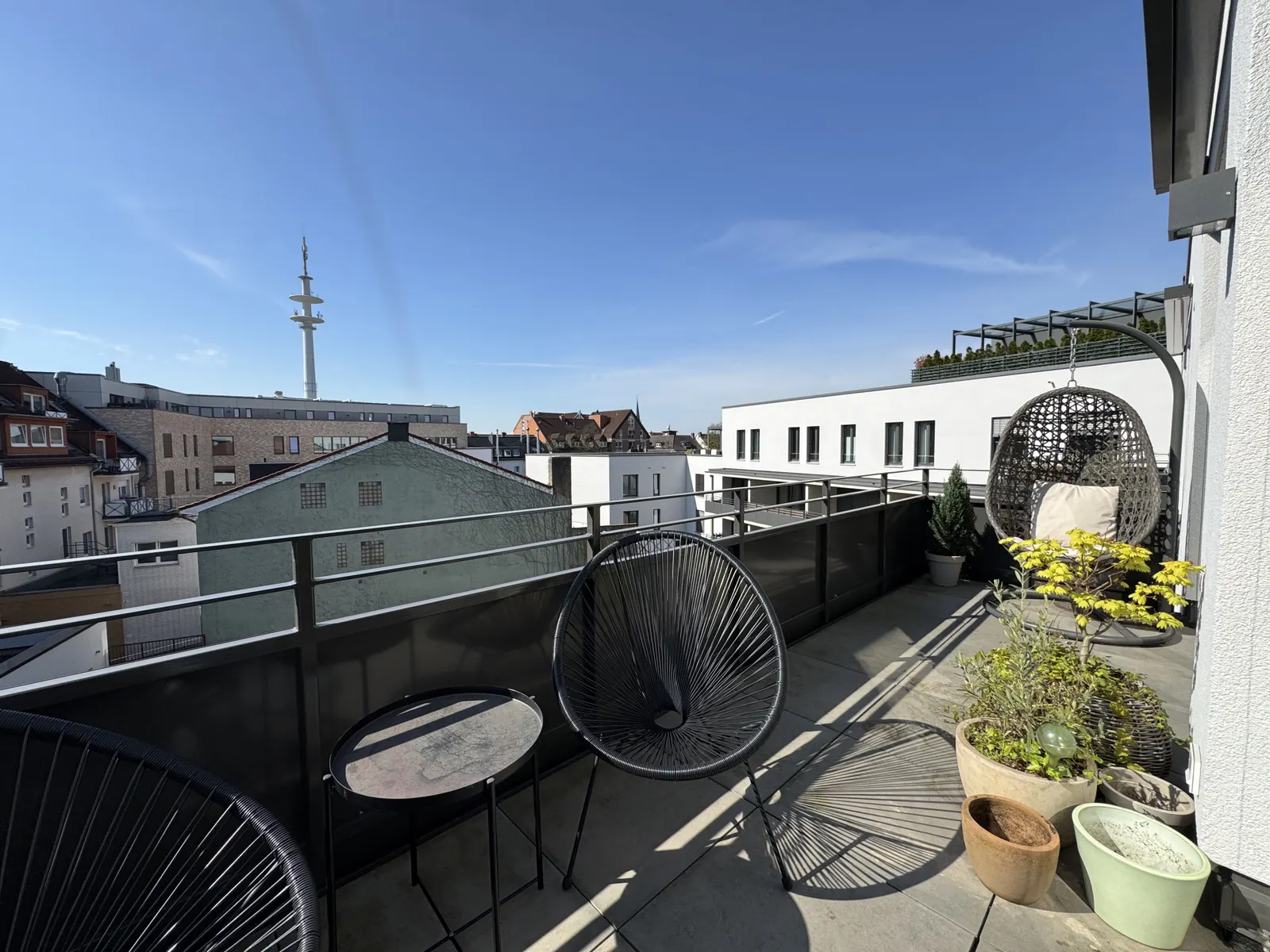 Balkon mit elektr. Markise