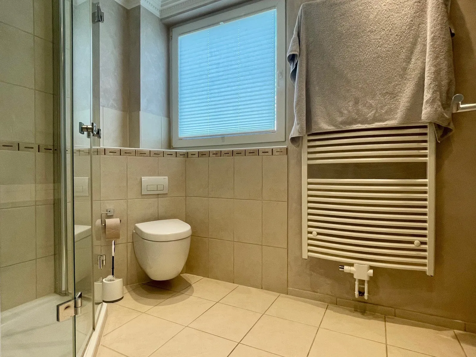 Bad mit Dusche und Fenster