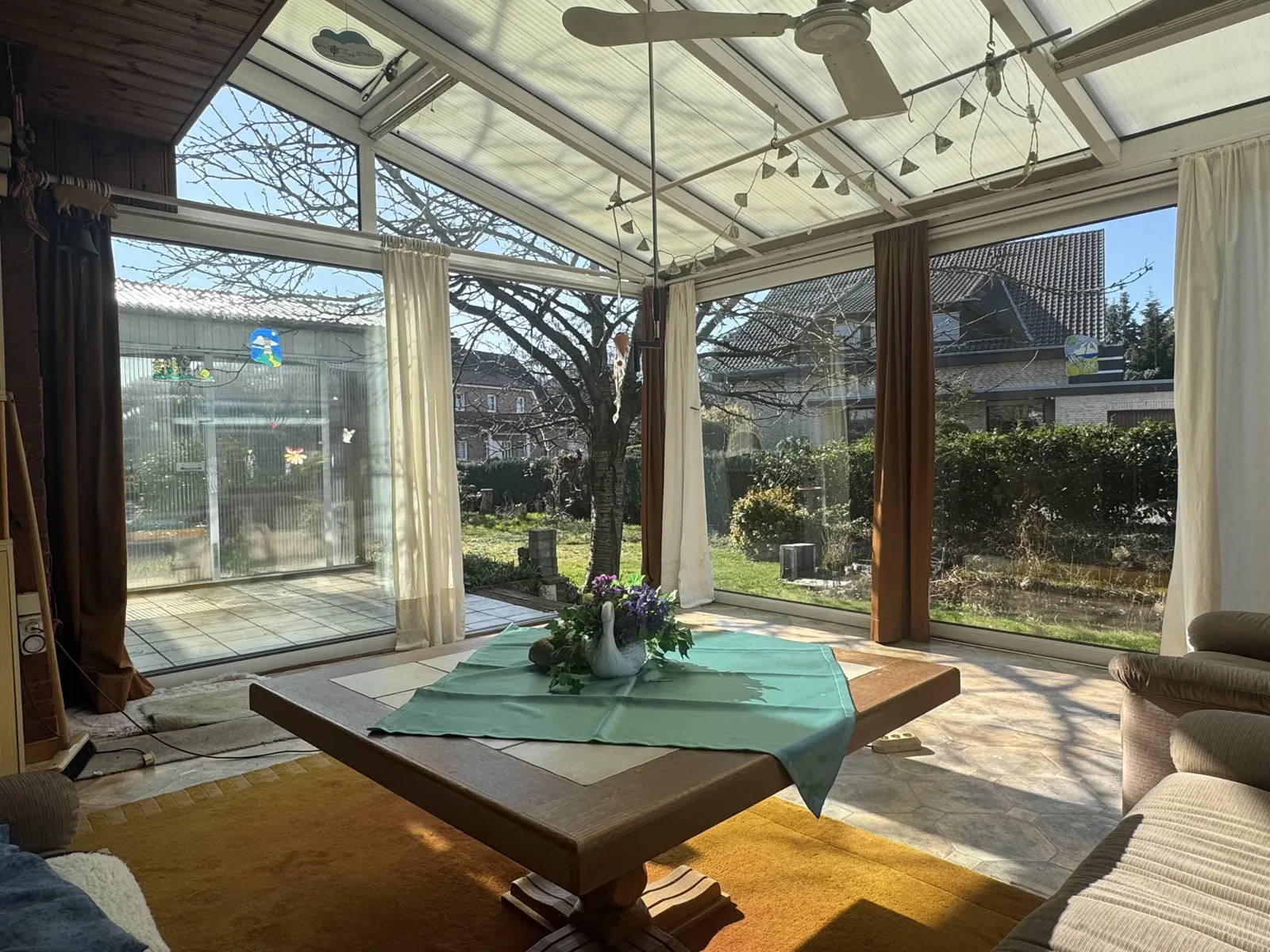 Wintergarten mit Gartenblick