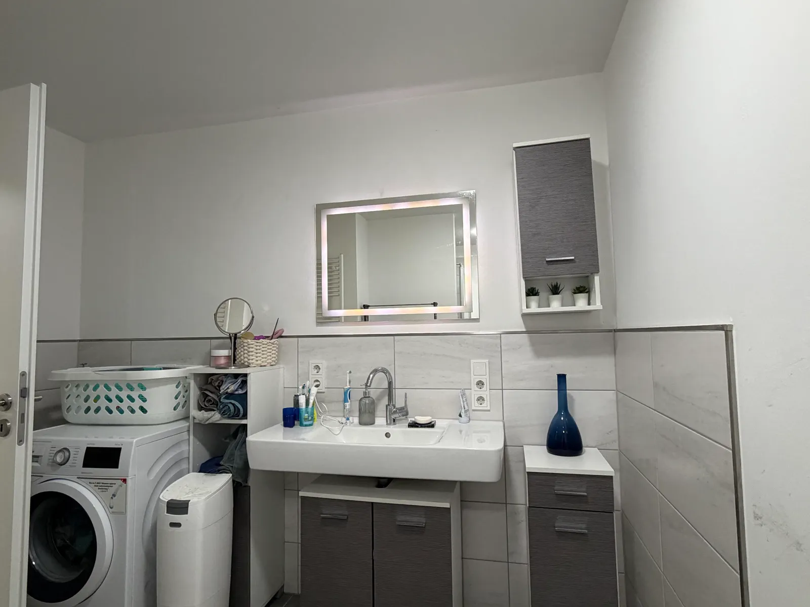 Badezimmer mit Waschmaschinena