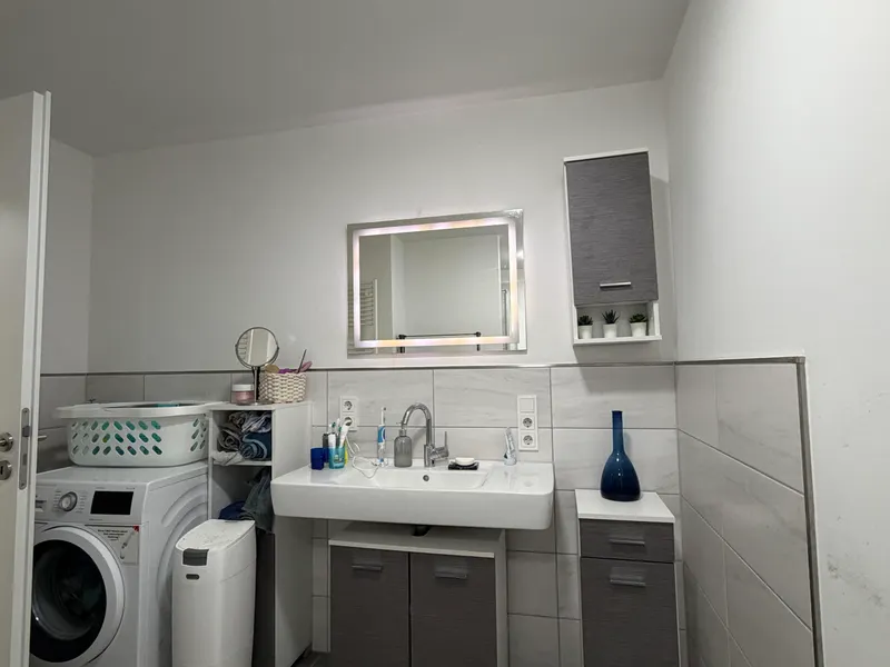 Badezimmer mit Waschmaschinena