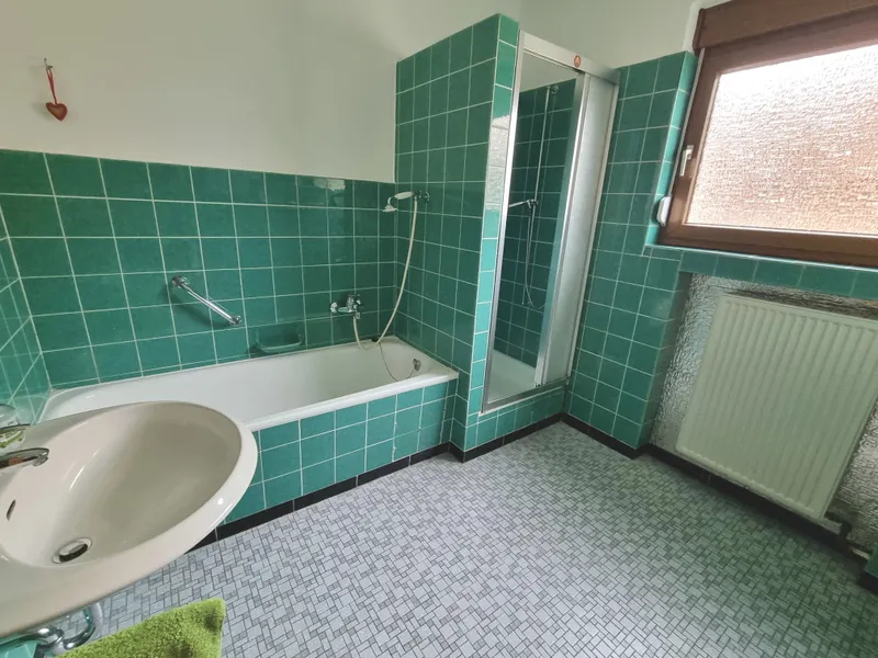 Bad mit Dusche und Badewanne