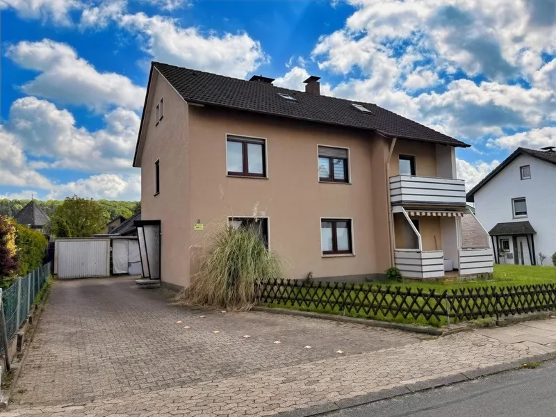 Eingangsbereich und Garage
