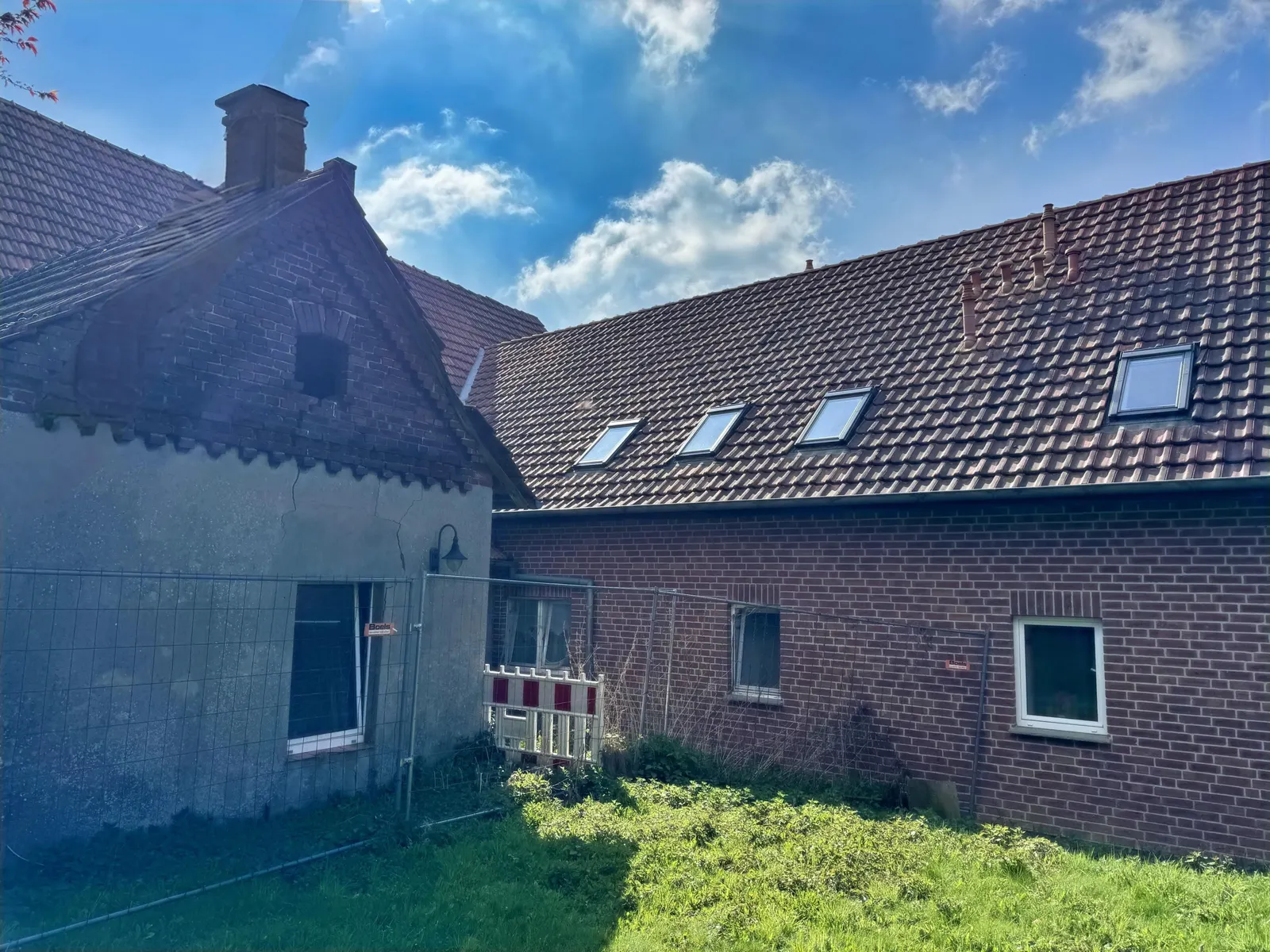 Rückansicht Haupthaus + Anbau