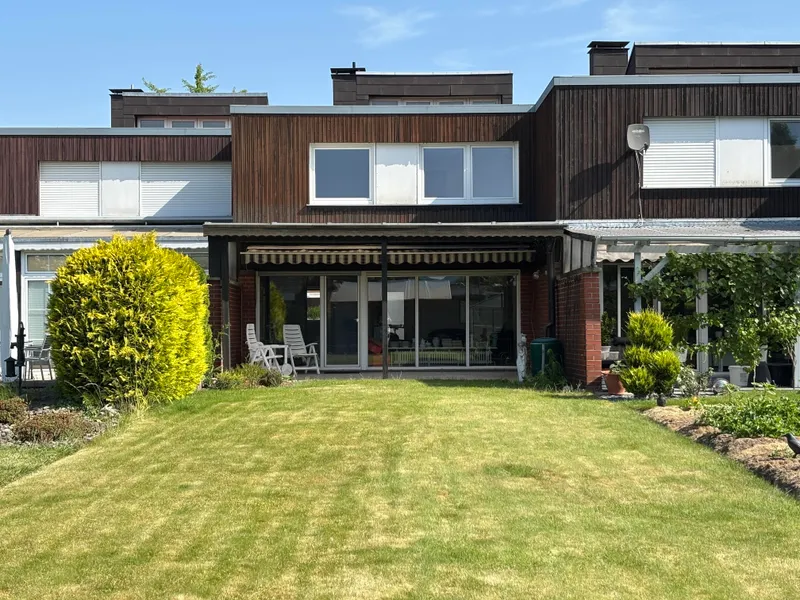 Garten mit Blick auf Terrasse