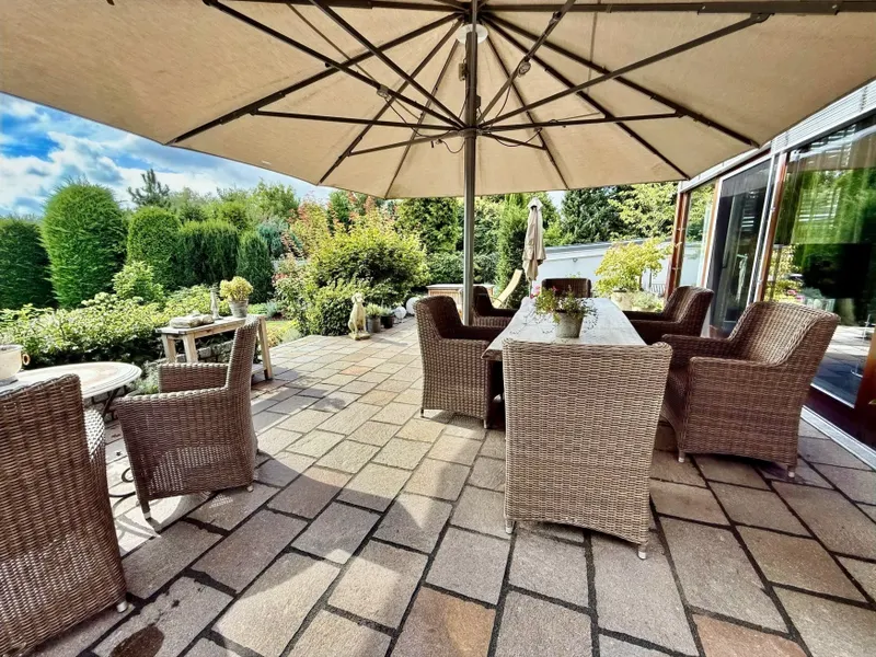 die großzügige Terrasse