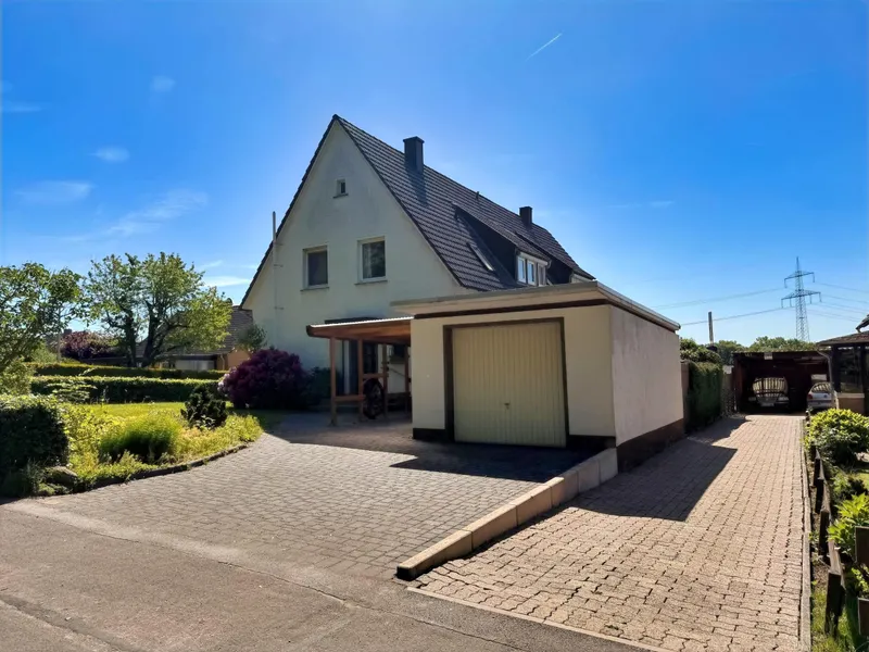 Eingangsseite mit Garage