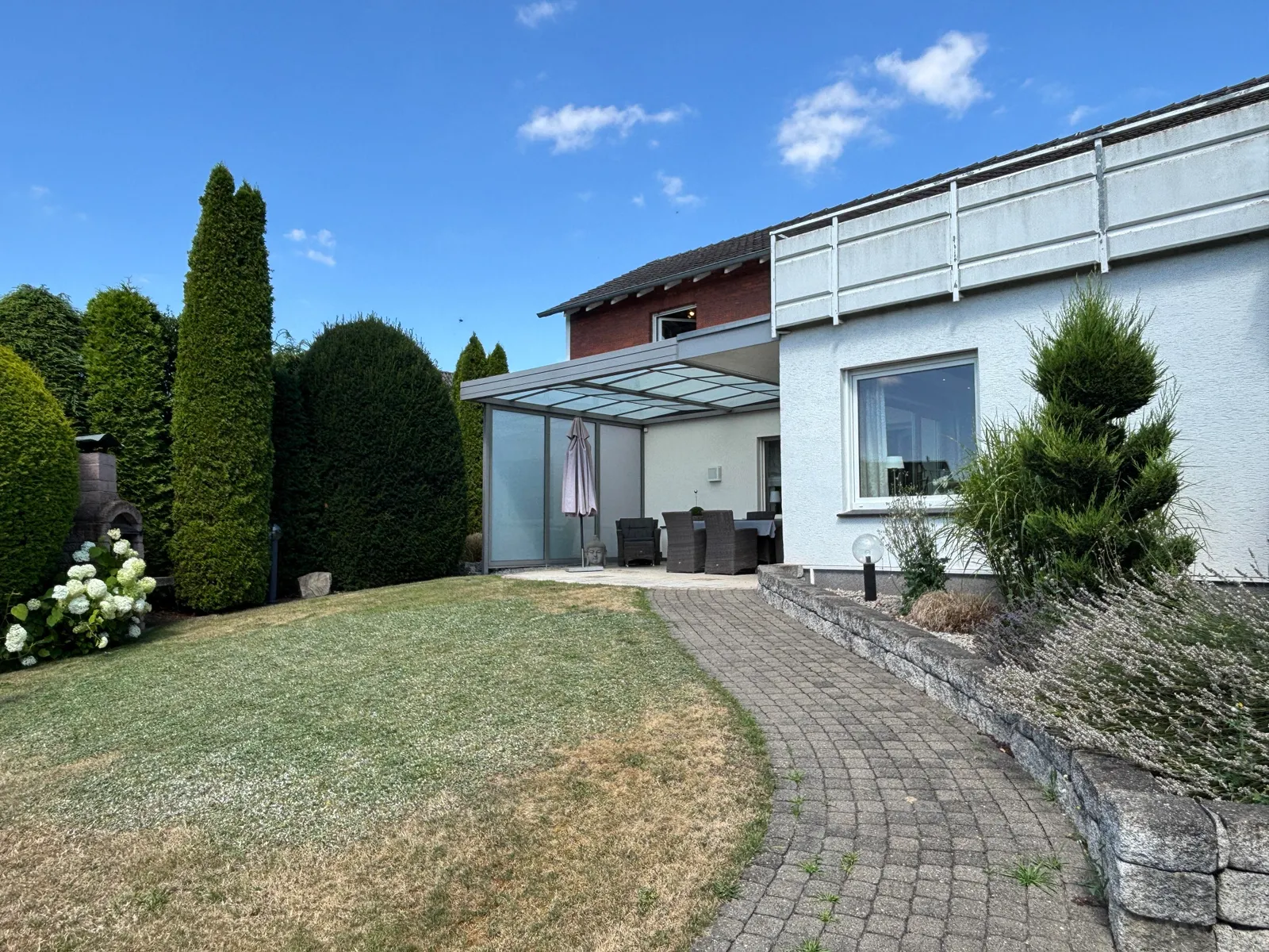 Garten mit Blick zur Terrasse