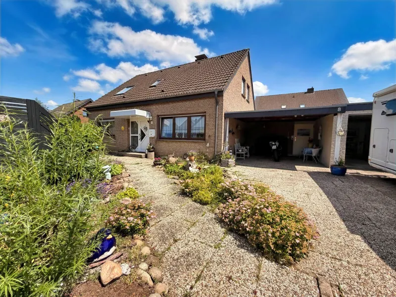Hausfront mit Carport