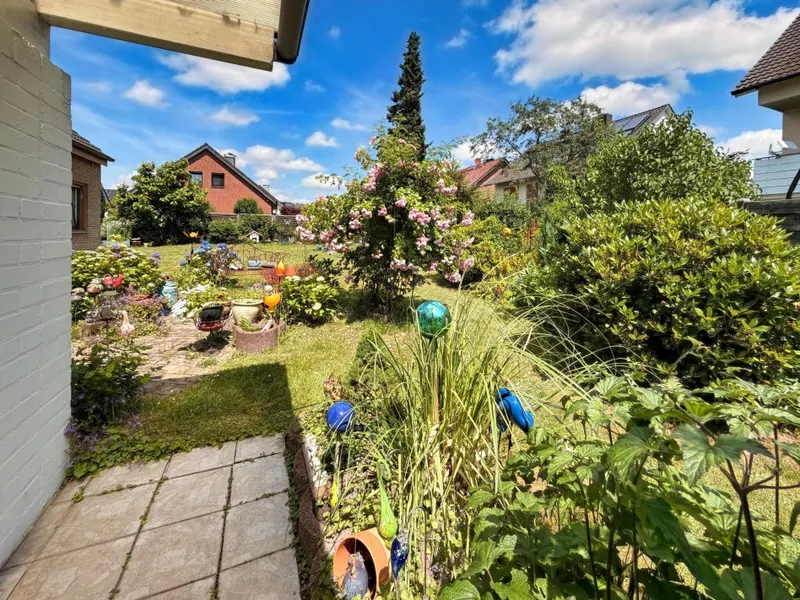 seitlicher Blick in den Garten
